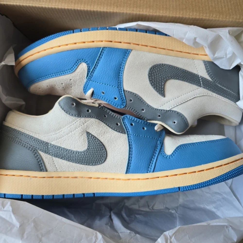 Nike Air Jordan 1 Low Vintage UNC Grey Carolina NIB 12 - Picture 2 of 5
